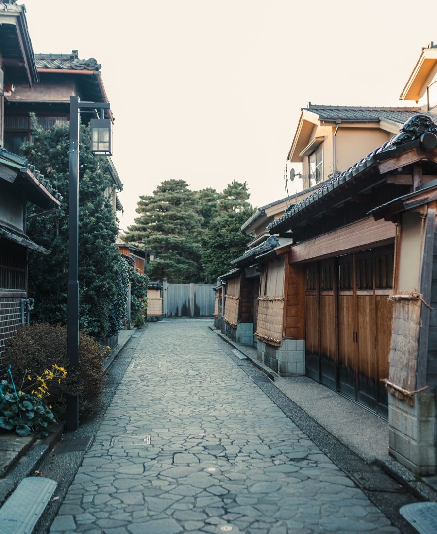 Callejón tradicional de madera en un barrio histórico de Kioto, Japón
