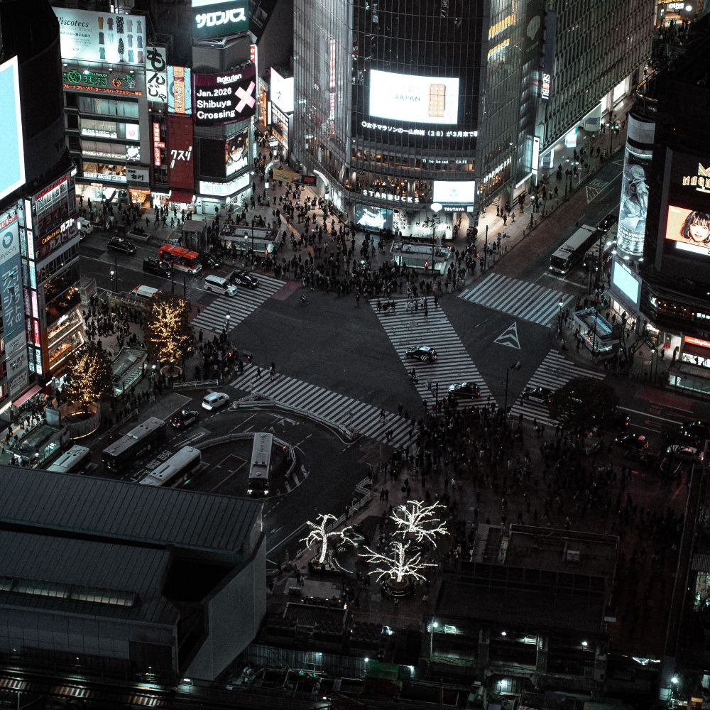 Vista aérea del cruce de Shibuya iluminado de noche, Tokio