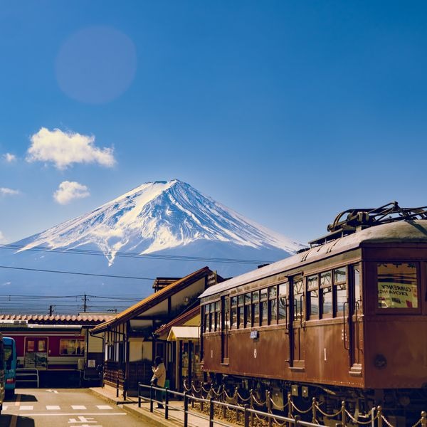 Estación de tren con el monte Fuji nevado de fondo, Japón