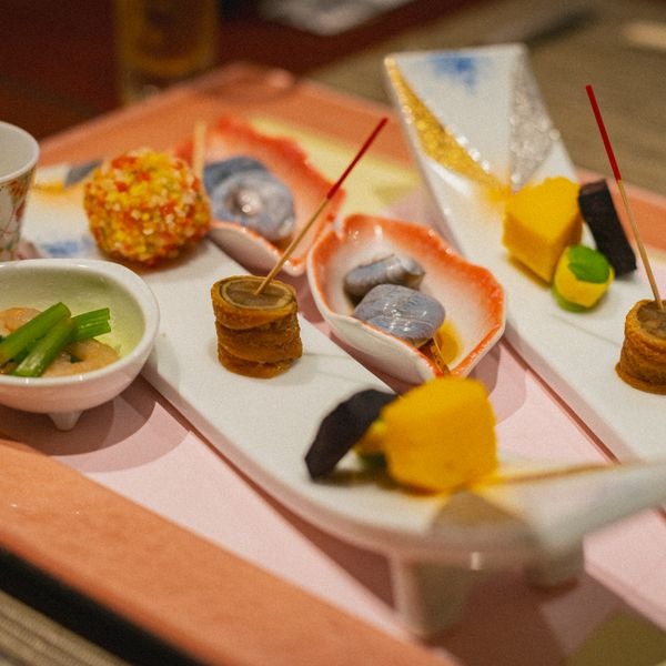 Plato de gastronomía kaiseki servido en Kioto