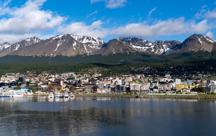 Vista de Ushuaia con la bahía y las montañas nevadas de fondo, Tierra del Fuego